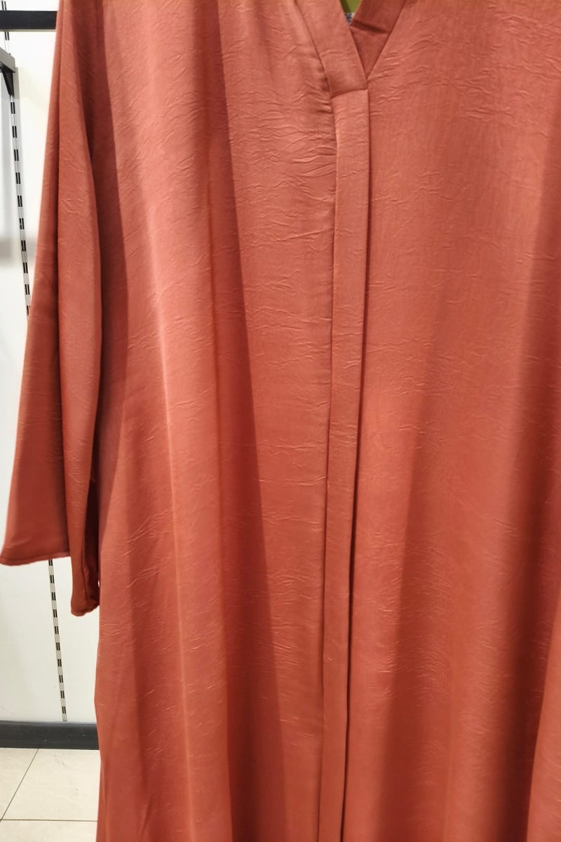 Robe longue unie satinée avec ceinture