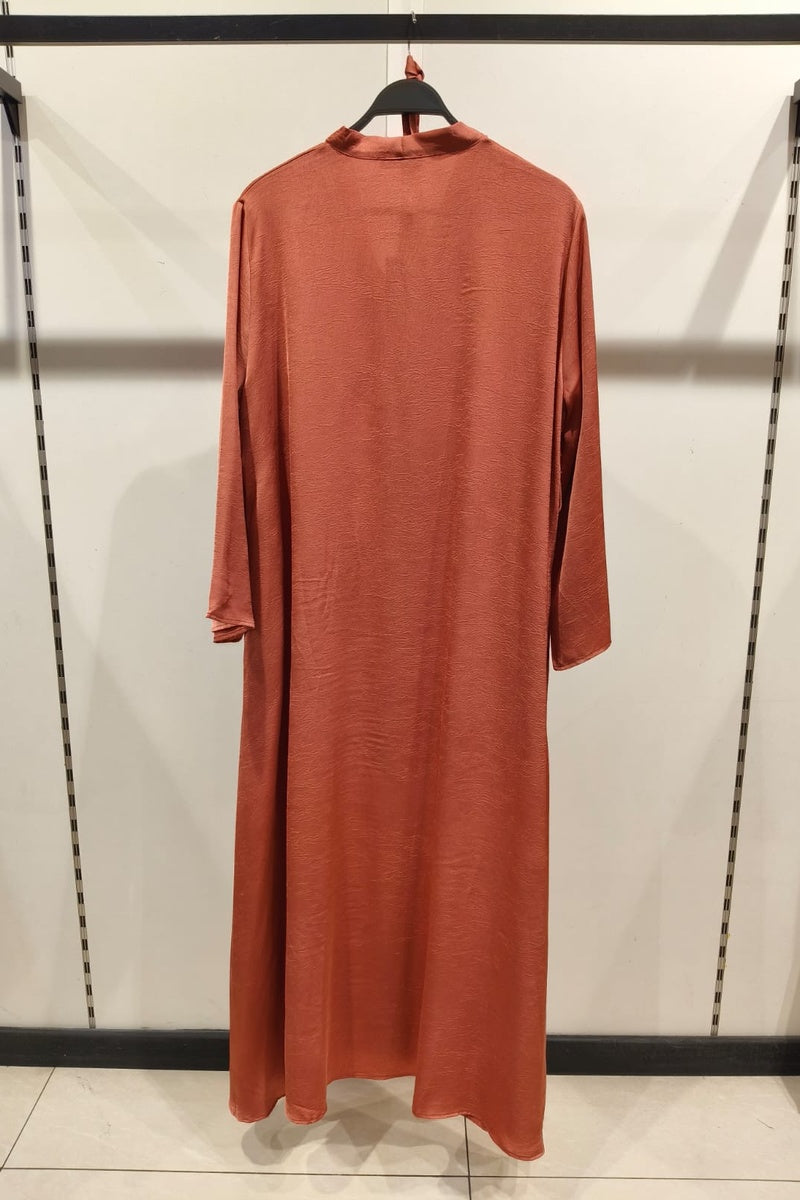 Robe longue unie satinée avec ceinture