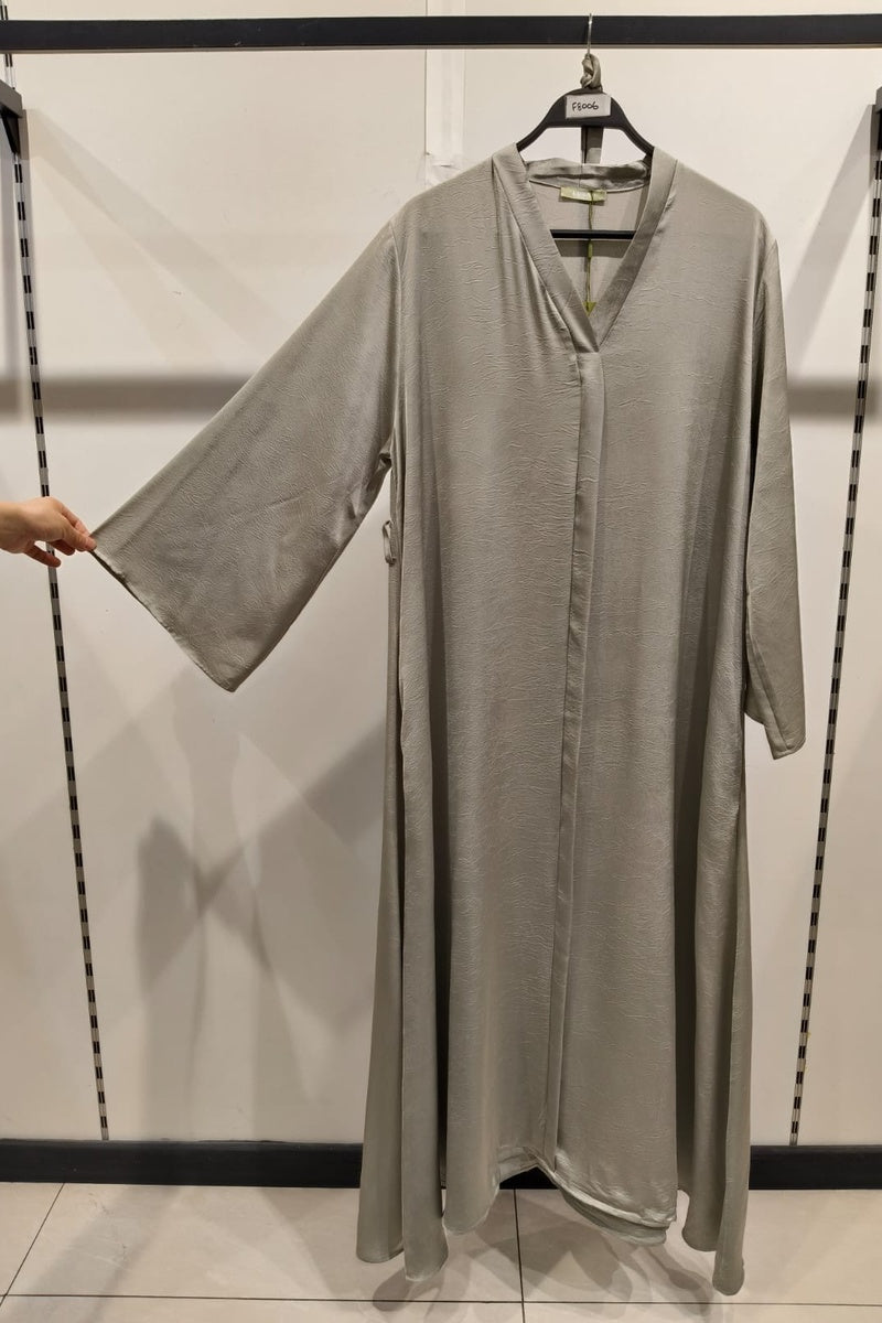 Robe longue unie satinée avec ceinture