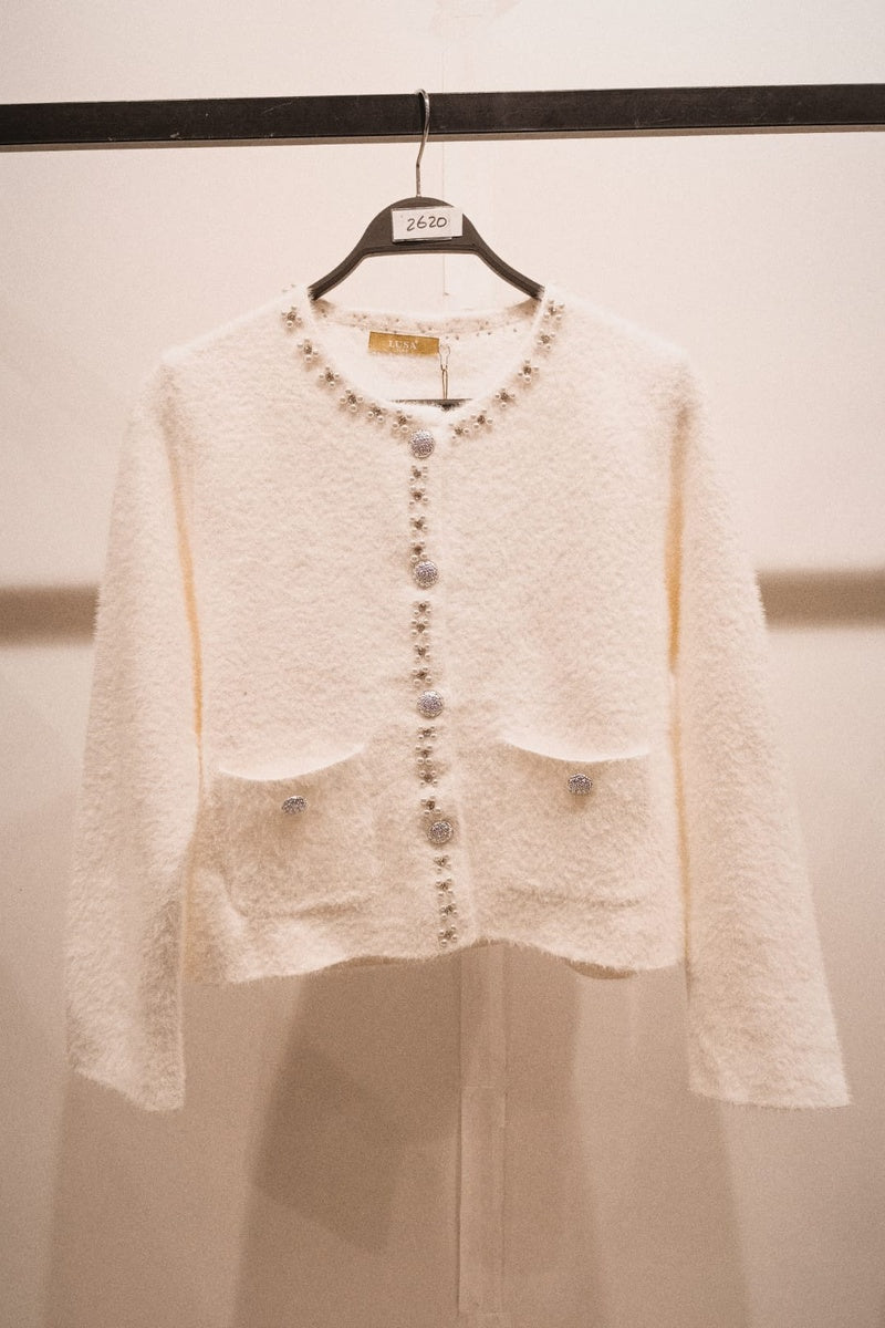 Cardigan à la texture duveteuse, orné de boutons bijoux le long de la patte de boutonnage et autour du col