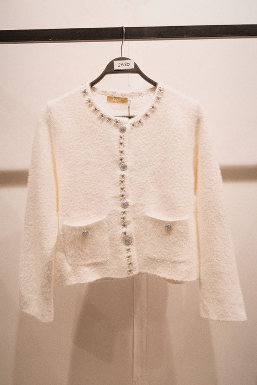 Cardigan à la texture duveteuse, orné de boutons bijoux le long de la patte de boutonnage et autour du col