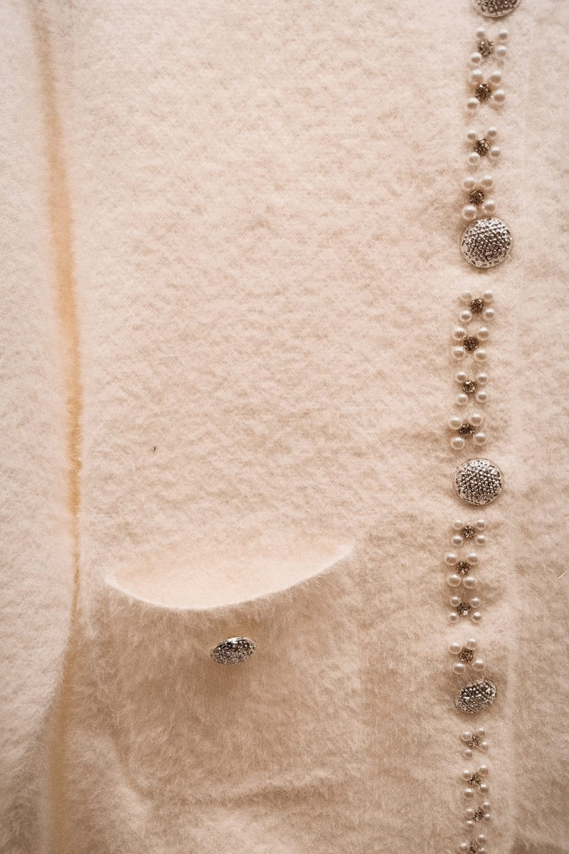 Cardigan à la texture duveteuse, orné de boutons bijoux le long de la patte de boutonnage et autour du col
