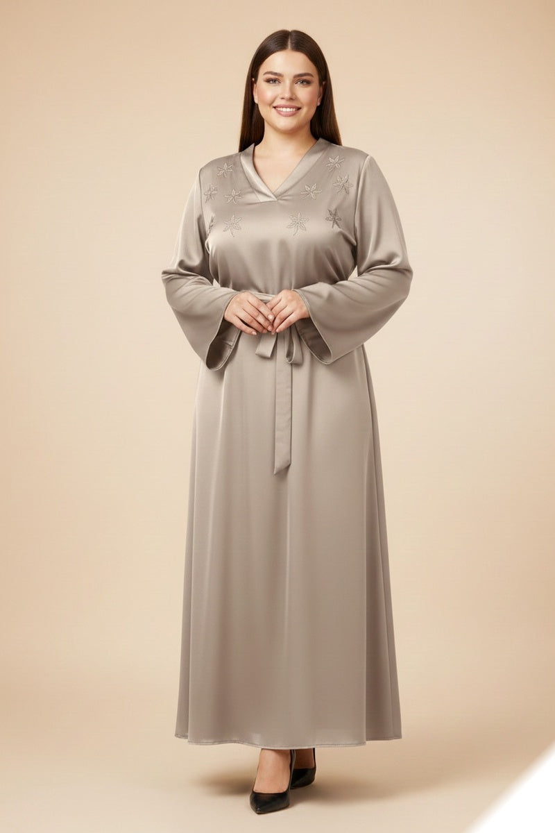 Robe longue abaya unie satinée à broderie fleurie avec ceinture