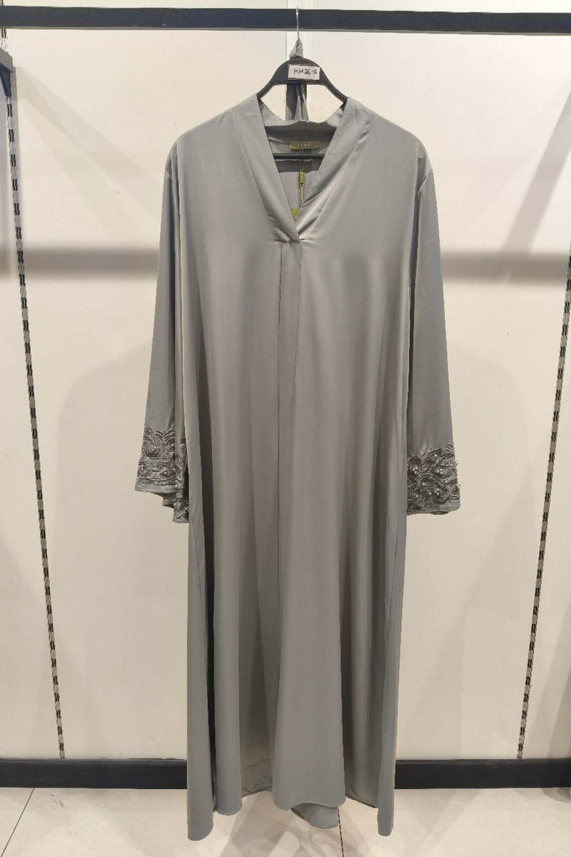 Abaya longue unie avec broderie fleurie perlée