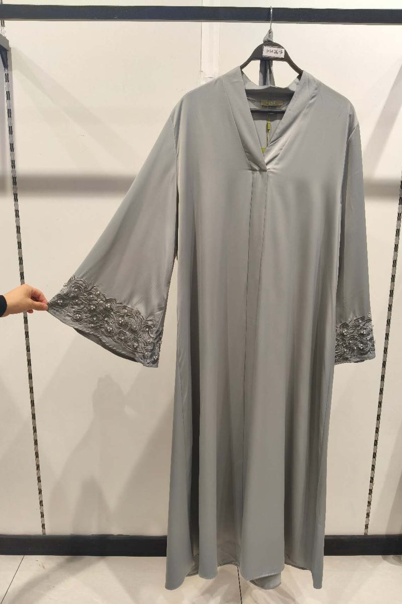 Abaya longue unie avec broderie fleurie perlée
