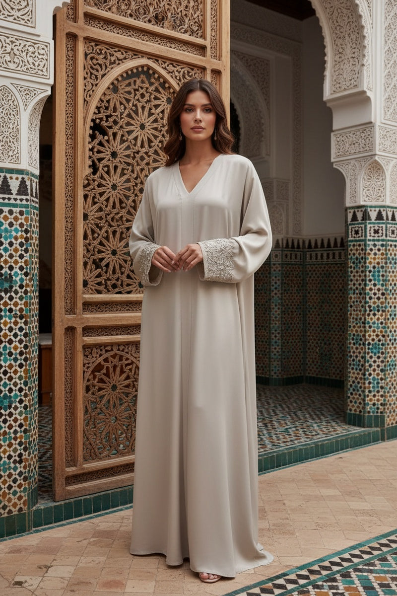 Abaya longue unie avec broderie fleurie perlée