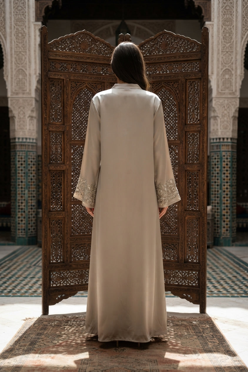 Abaya longue unie avec broderie fleurie perlée