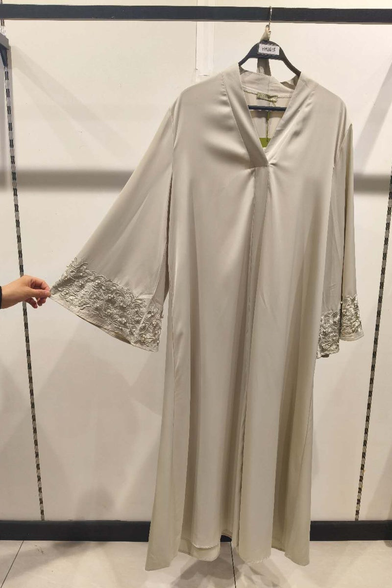 Abaya longue unie avec broderie fleurie perlée