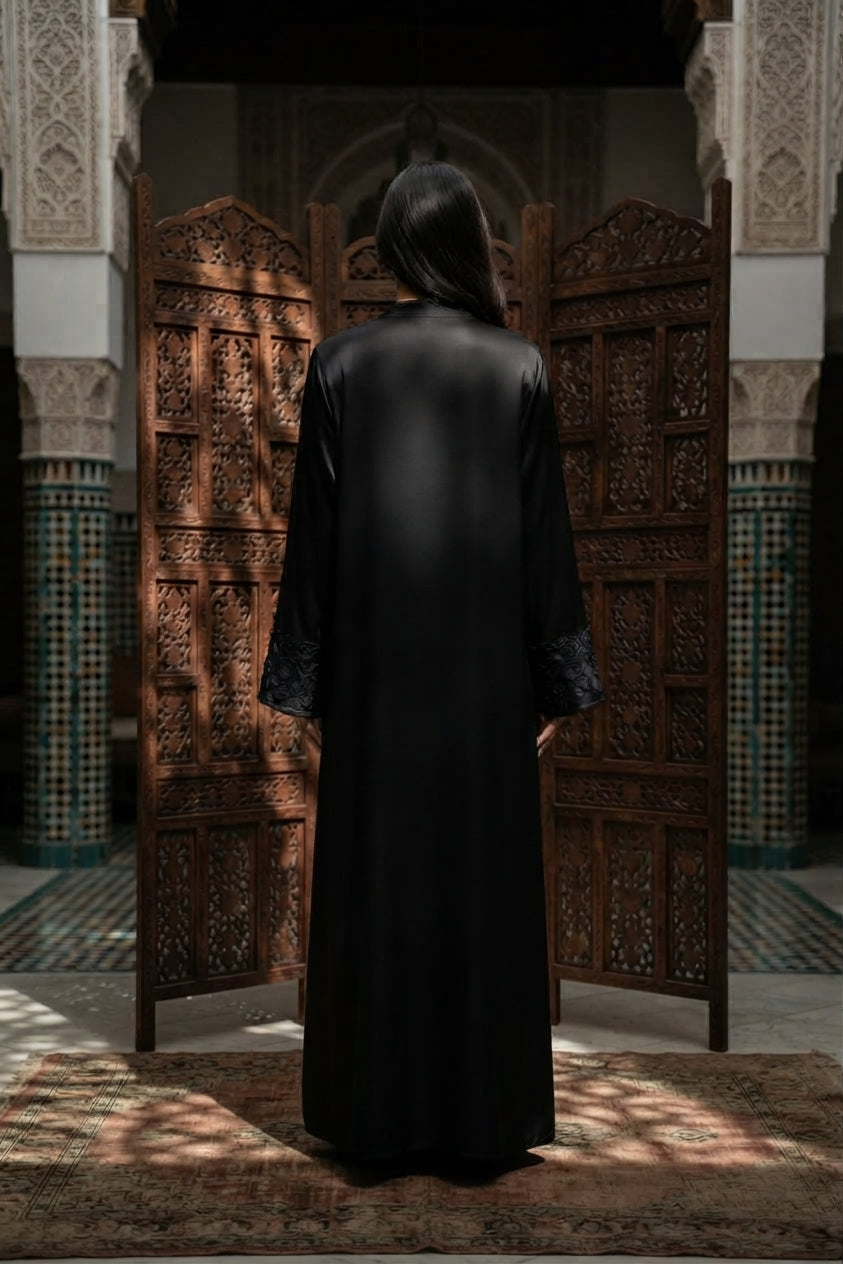 Abaya longue unie avec broderie fleurie perlée