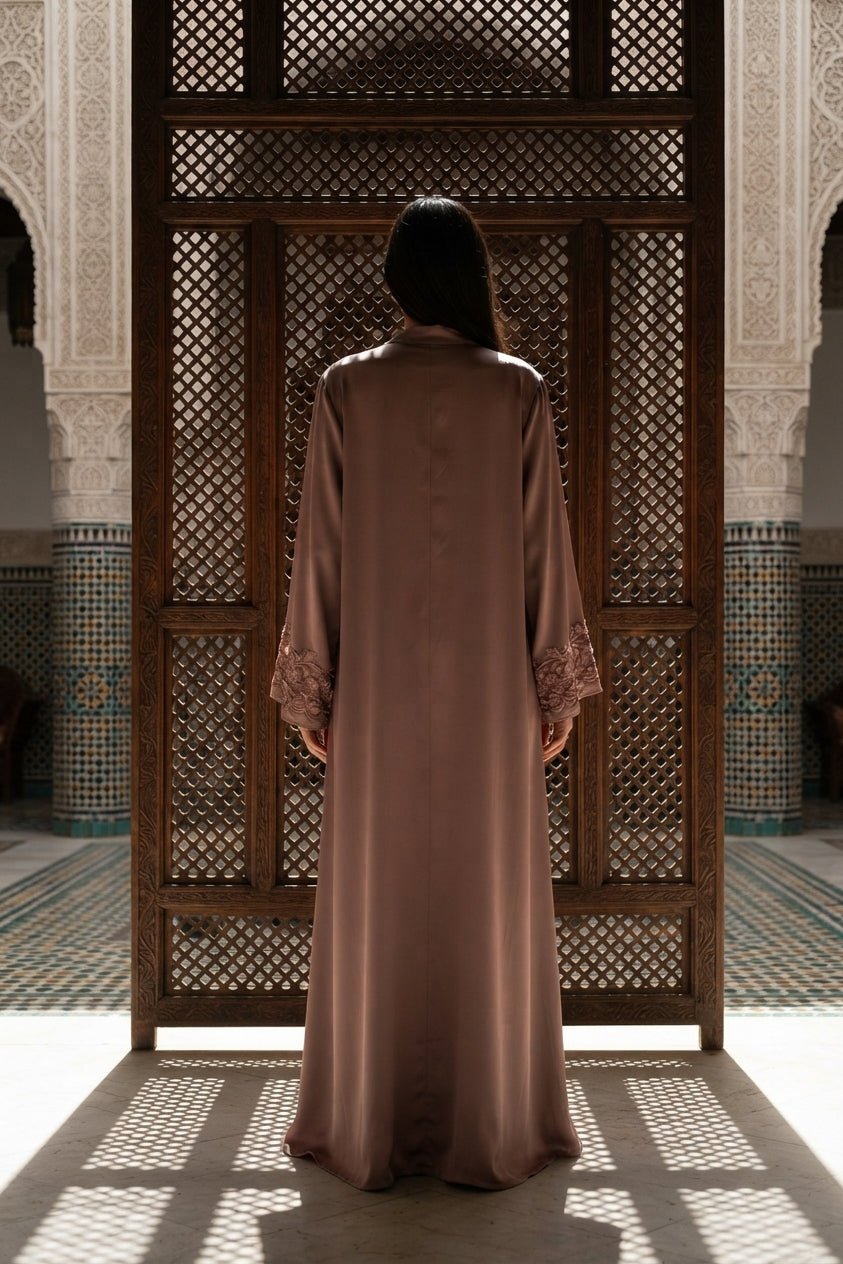 Abaya longue unie avec broderie fleurie perlée