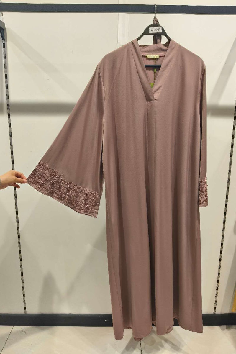 Abaya longue unie avec broderie fleurie perlée