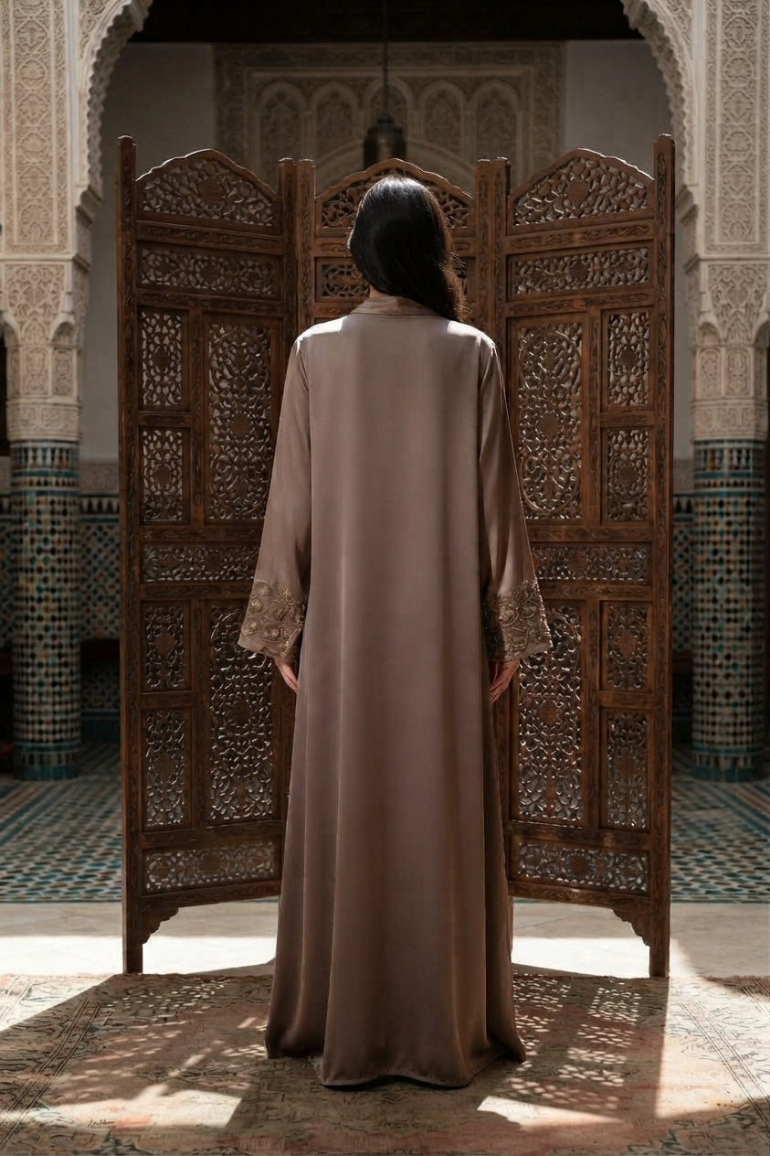 Abaya longue unie avec broderie fleurie perlée
