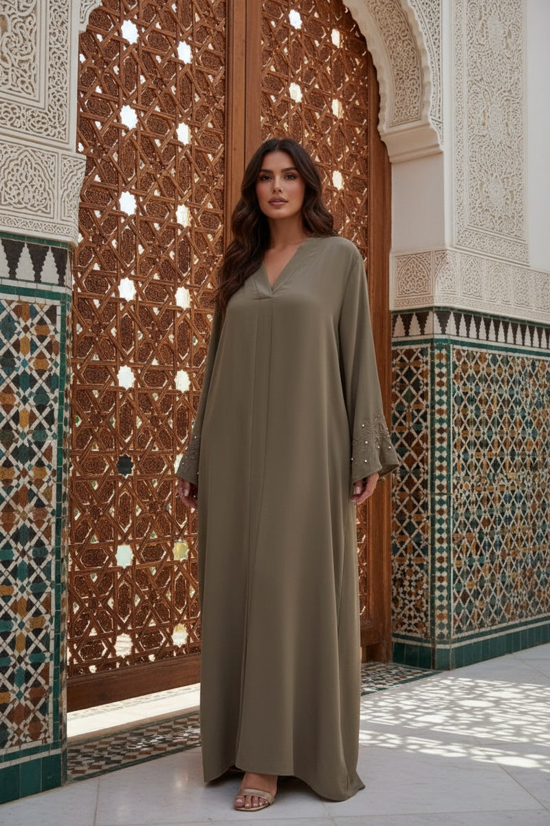 Abaya longue unie avec broderie fleurie perlée