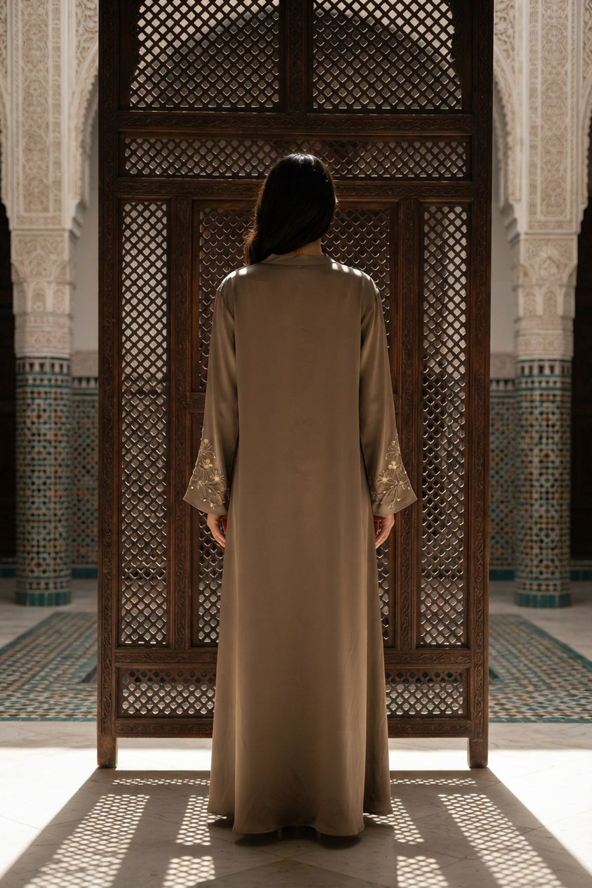 Abaya longue unie avec broderie fleurie perlée