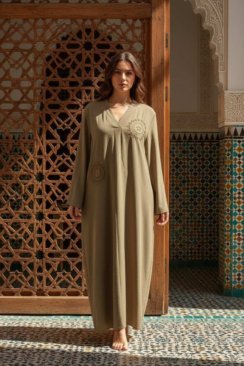 Abaya longue unie avec broderie strass et ceinture