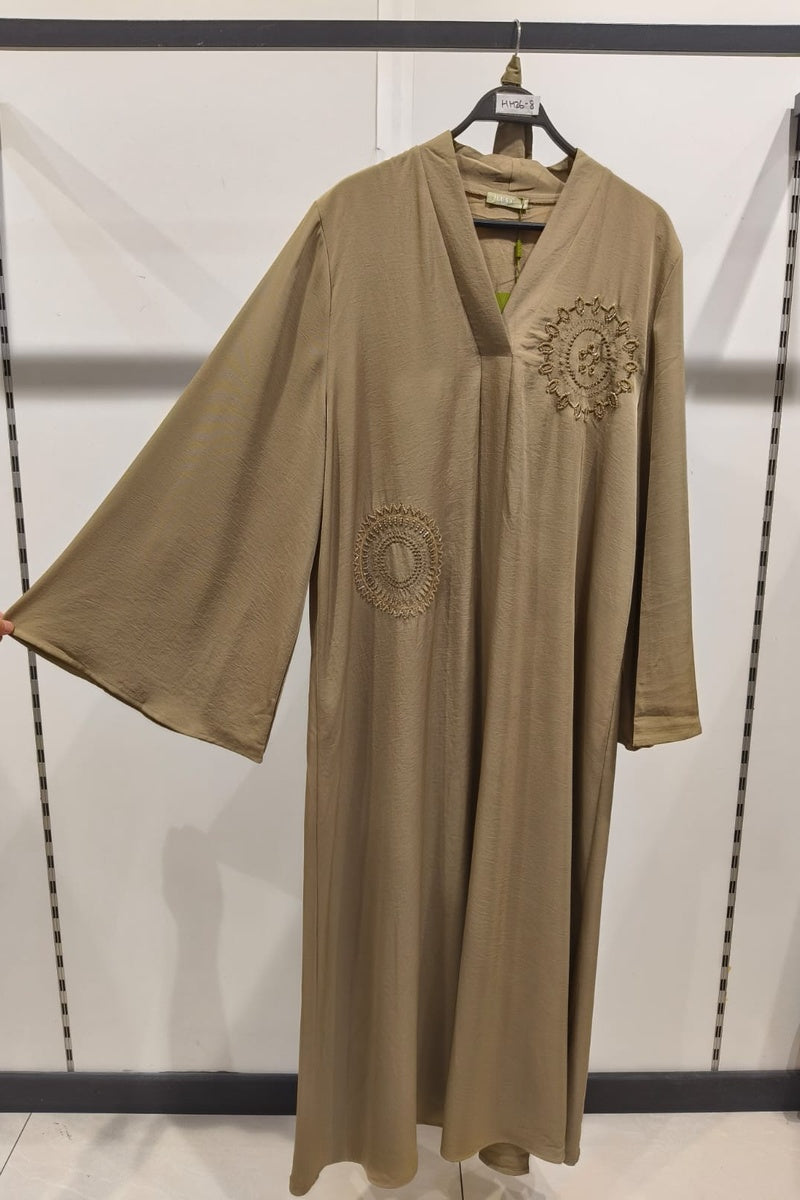 Abaya longue unie avec broderie strass et ceinture