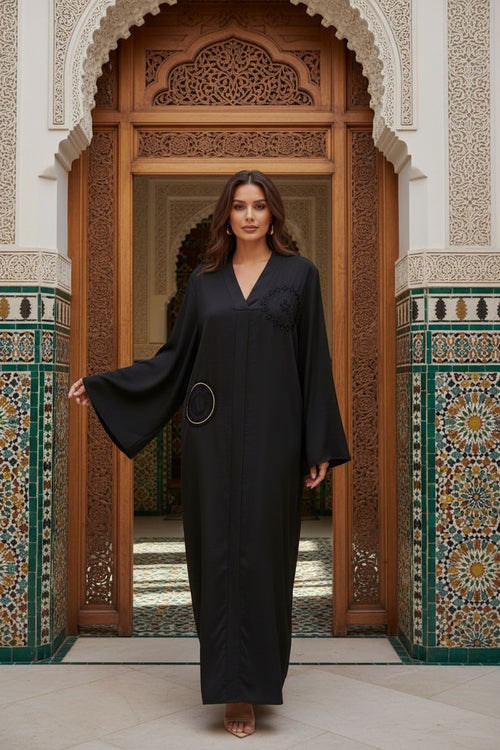 Abaya longue unie avec broderie strass et ceinture