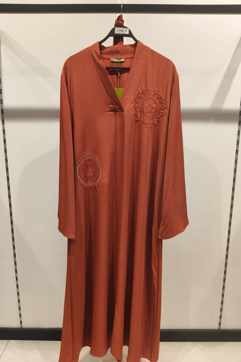 Abaya longue unie avec broderie strass et ceinture