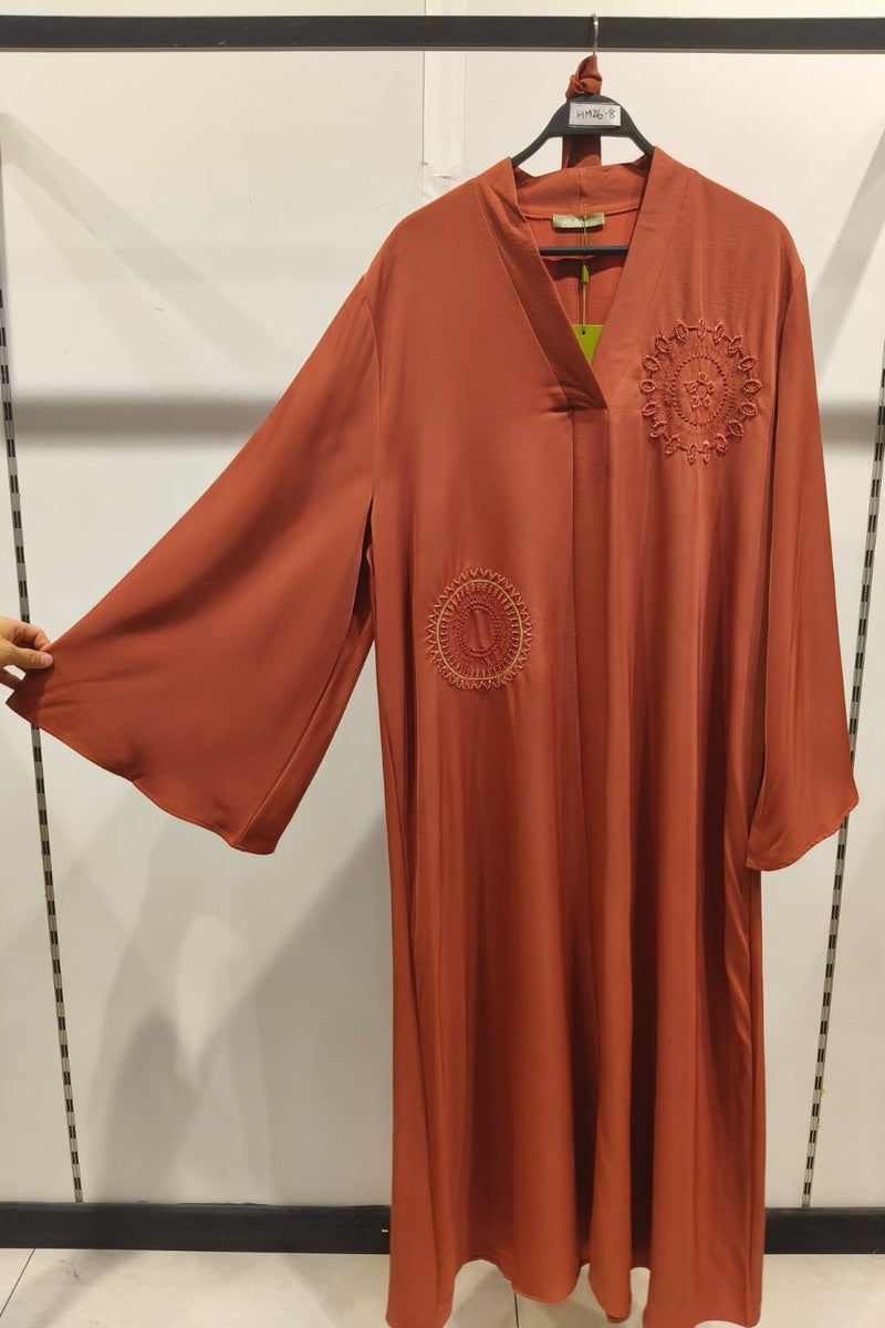 Abaya longue unie avec broderie strass et ceinture