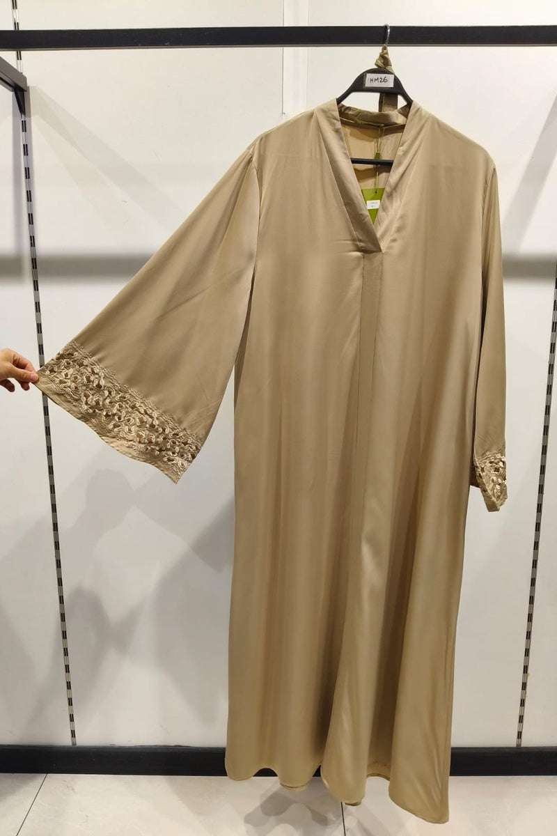 Robe longue abaya unie tissu comme soie brodée avec ceinture