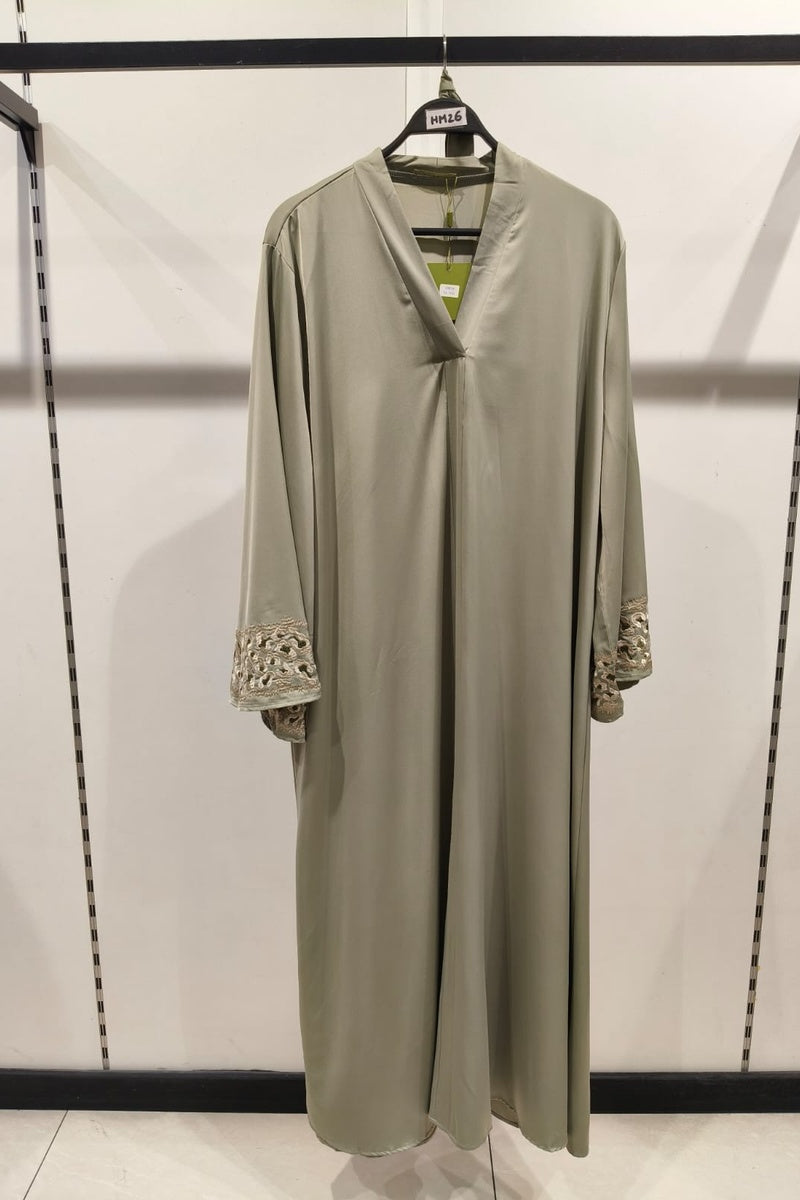 Robe longue abaya unie tissu comme soie brodée avec ceinture