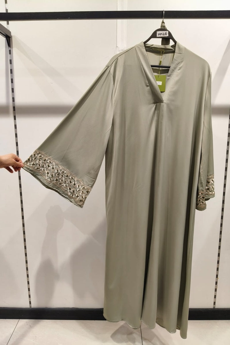 Robe longue abaya unie tissu comme soie brodée avec ceinture