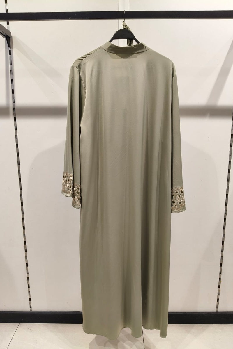 Robe longue abaya unie tissu comme soie brodée avec ceinture