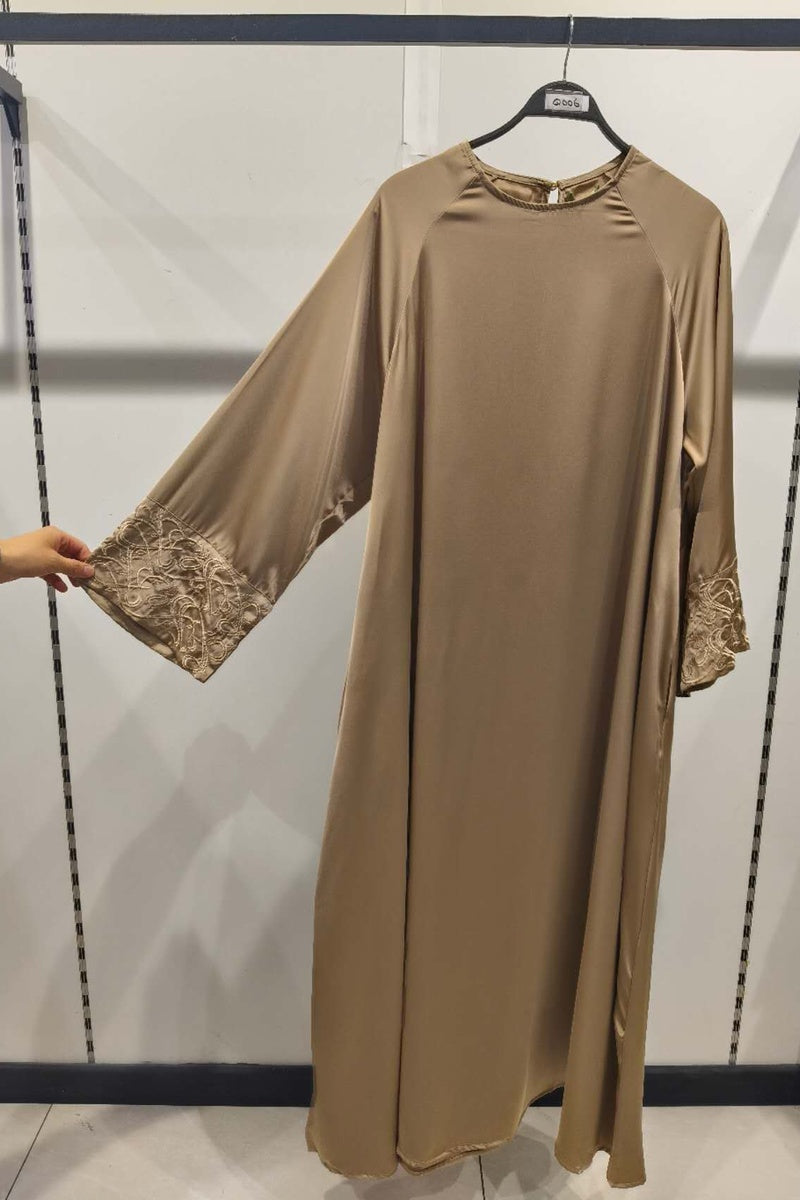 Abaya longue unie avec broderie fleurie