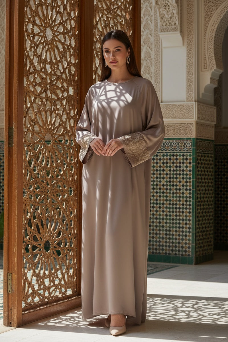Abaya longue unie avec broderie fleurie