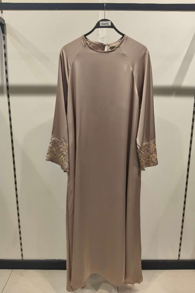 Abaya longue unie avec broderie fleurie