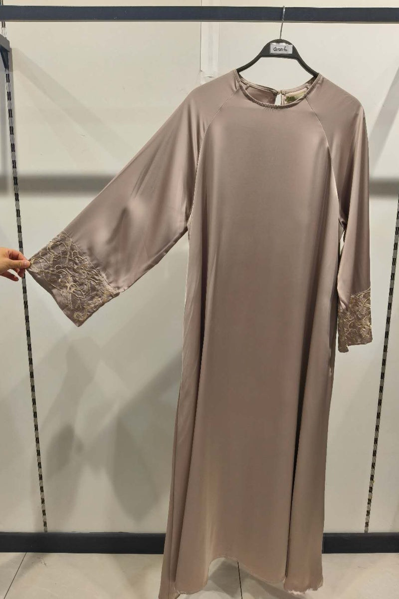 Abaya longue unie avec broderie fleurie