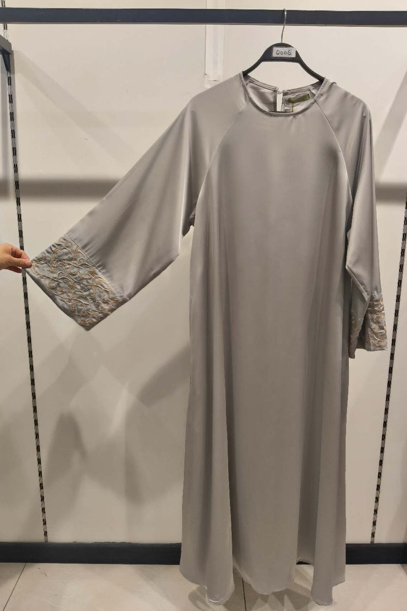 Abaya longue unie avec broderie fleurie