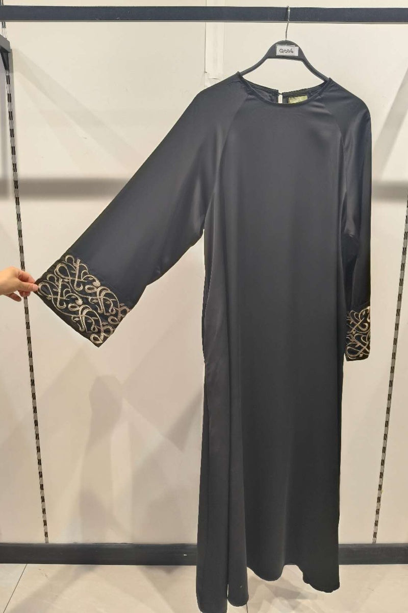 Abaya longue unie avec broderie fleurie