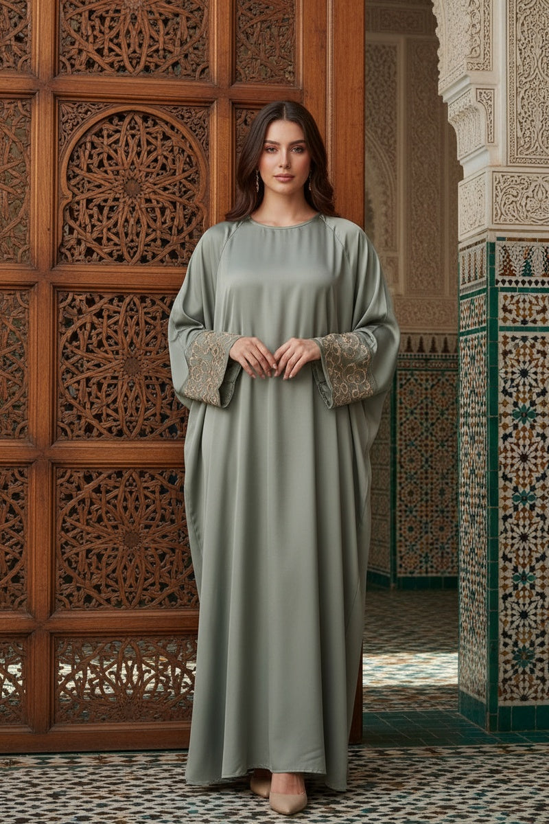 Abaya longue unie avec broderie fleurie