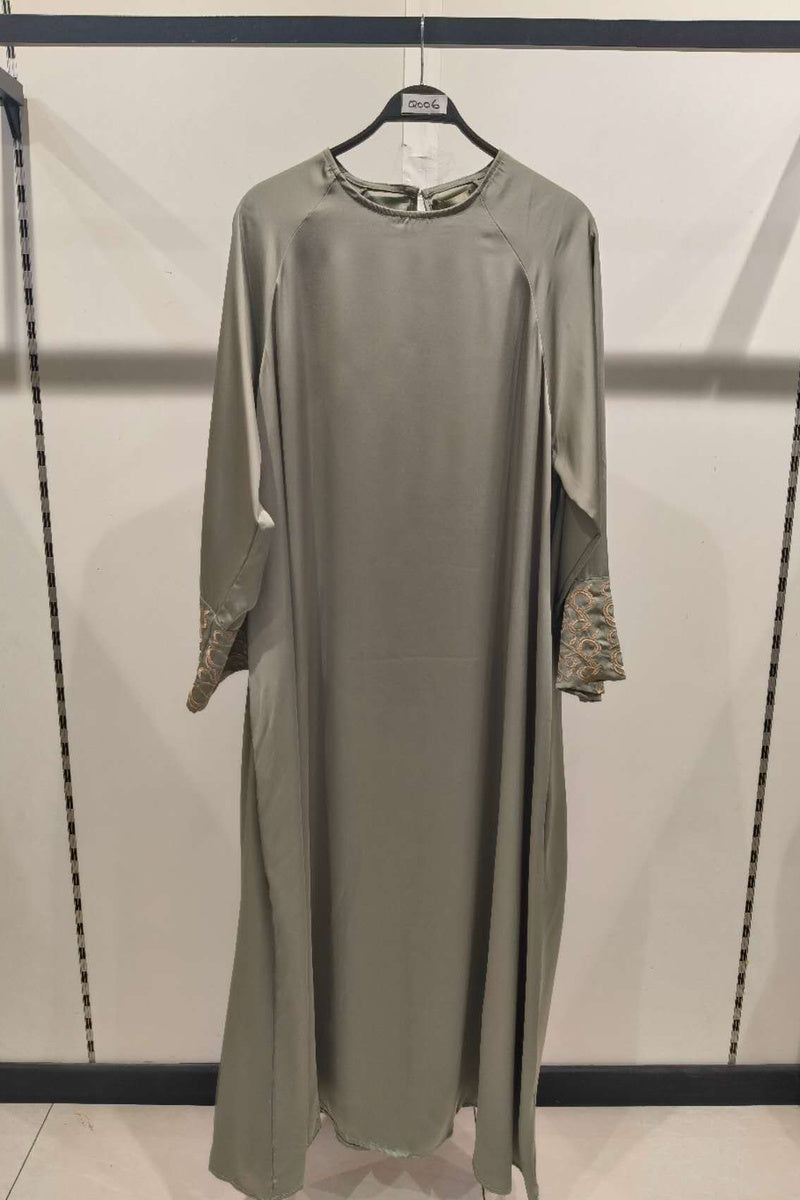 Abaya longue unie avec broderie fleurie