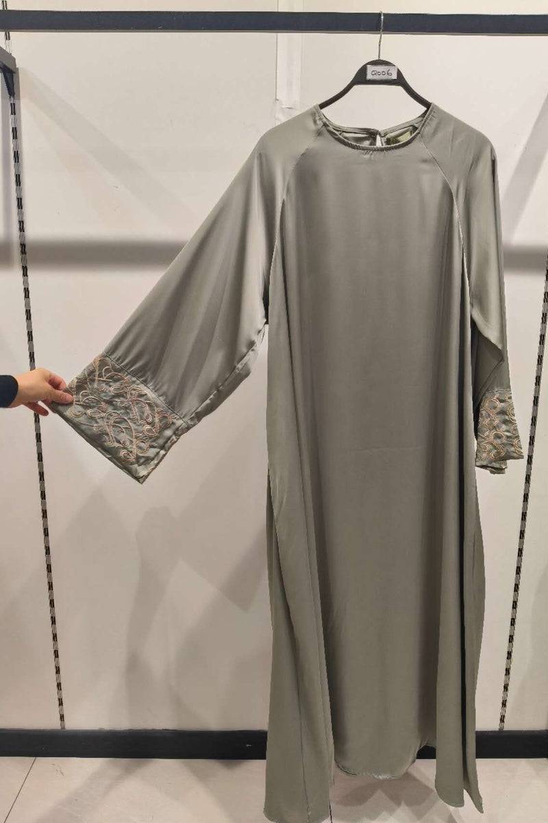 Abaya longue unie avec broderie fleurie