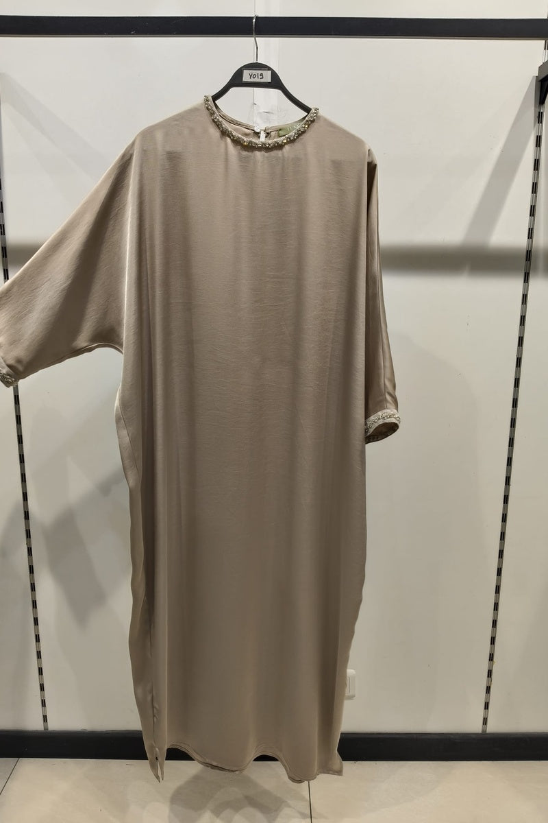 Robe longue fluide manches papillons avec détails perlés
