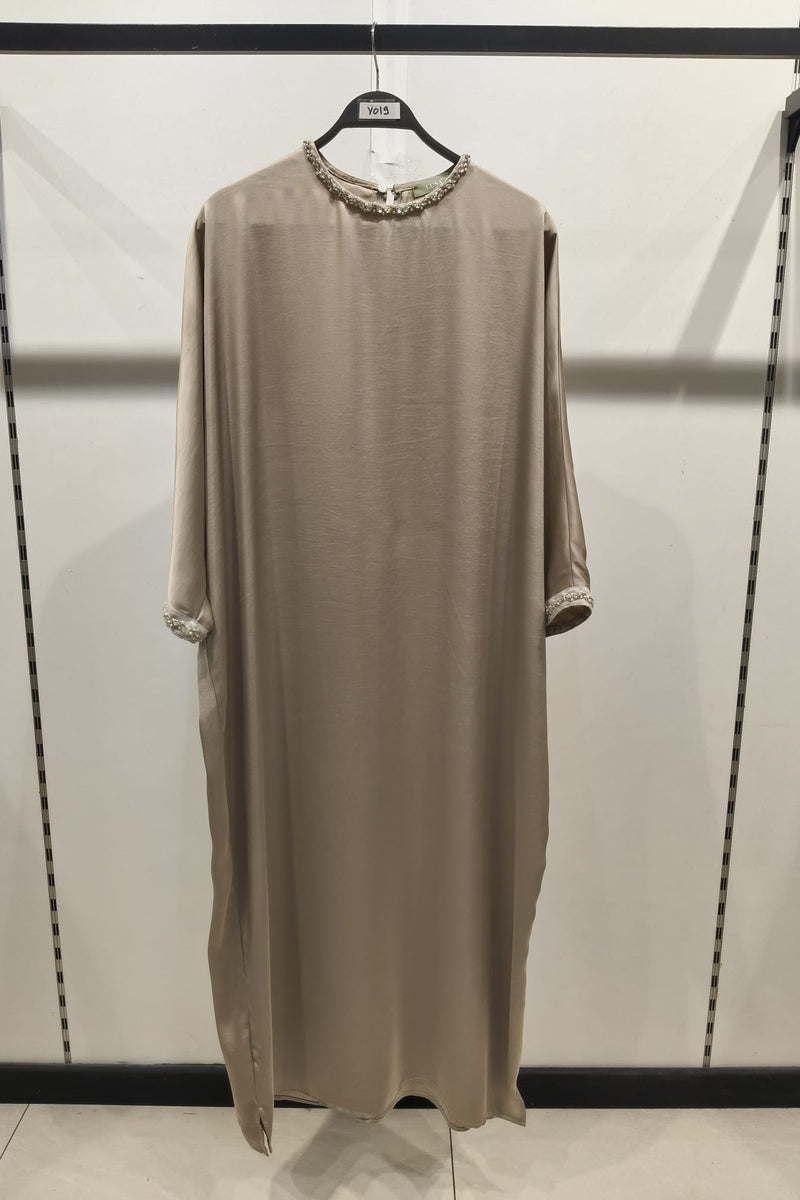 Robe longue fluide manches papillons avec détails perlés