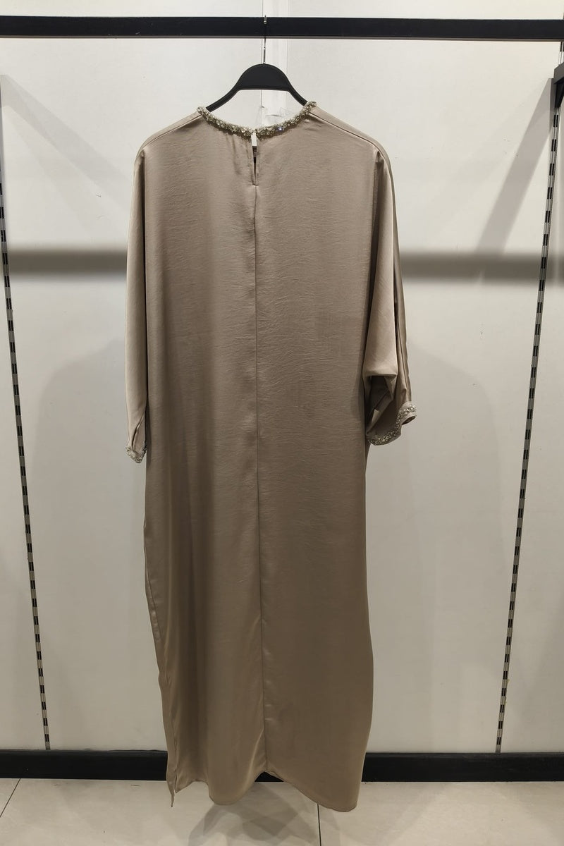 Robe longue fluide manches papillons avec détails perlés