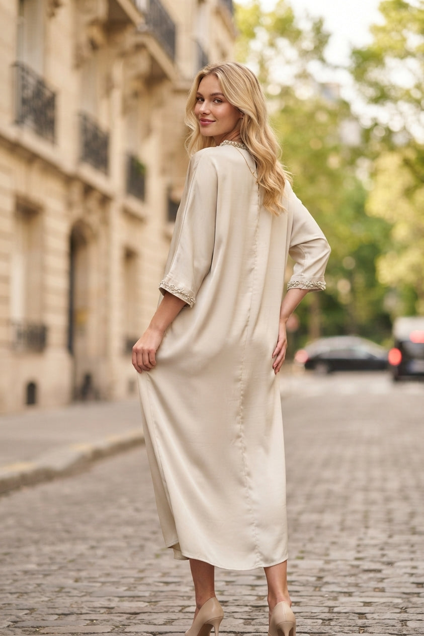 Robe longue fluide manches papillons avec détails perlés