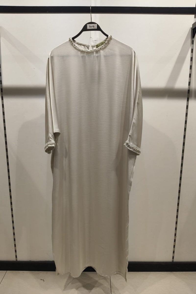 Robe longue fluide manches papillons avec détails perlés