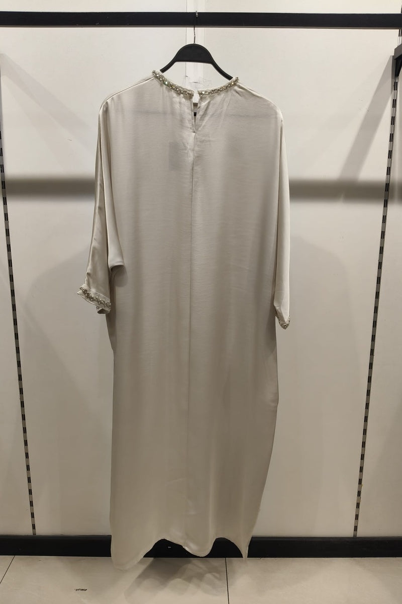 Robe longue fluide manches papillons avec détails perlés
