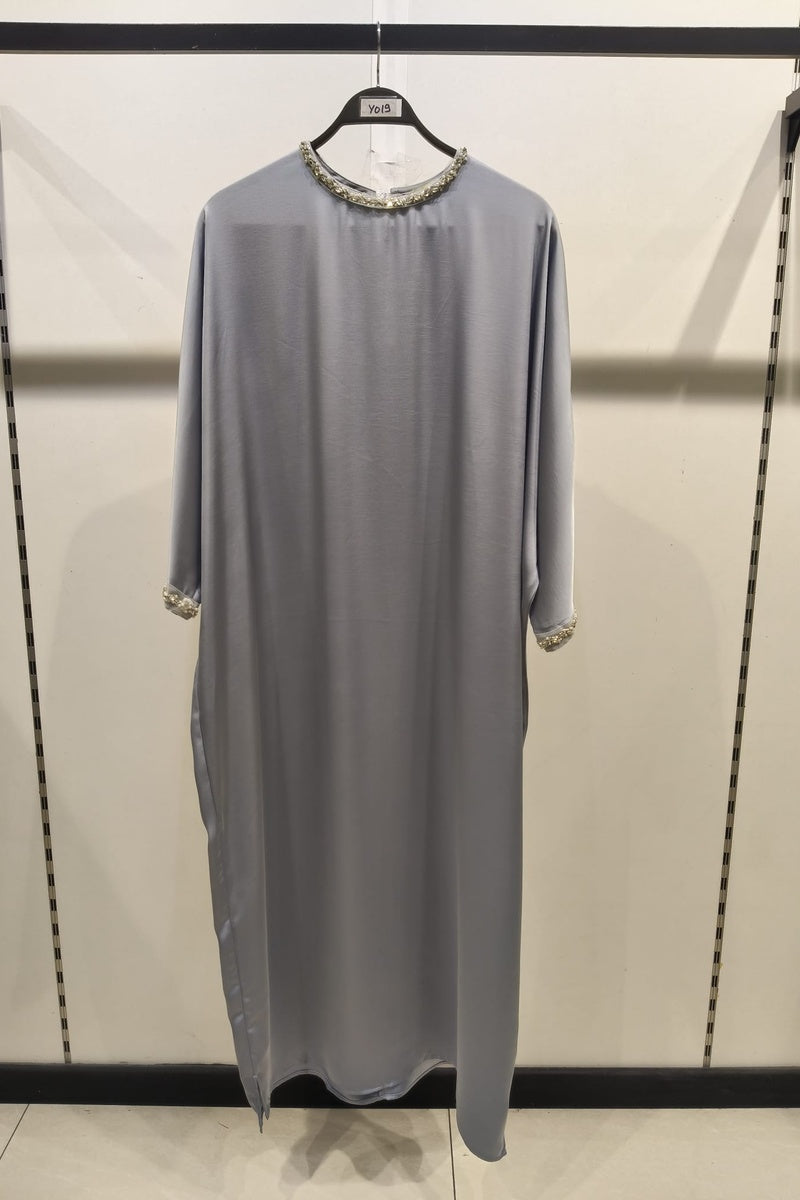 Robe longue fluide manches papillons avec détails perlés