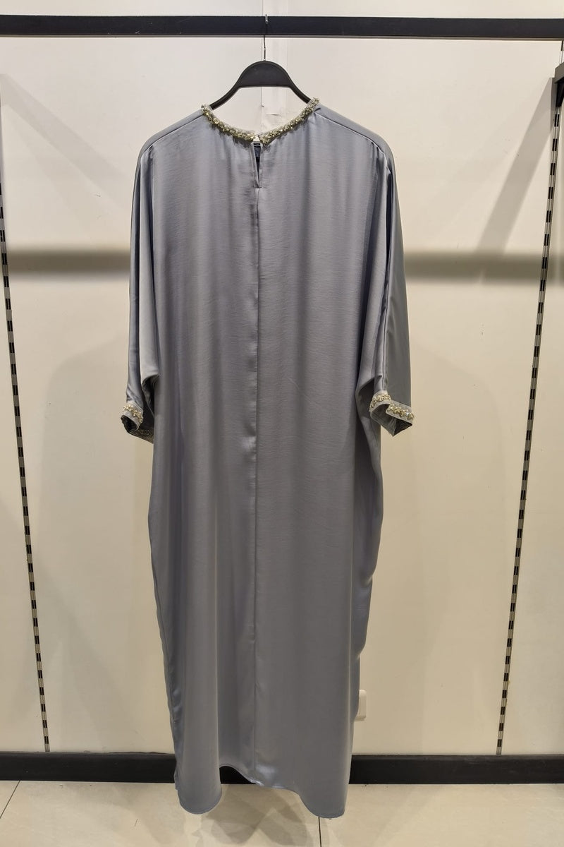 Robe longue fluide manches papillons avec détails perlés