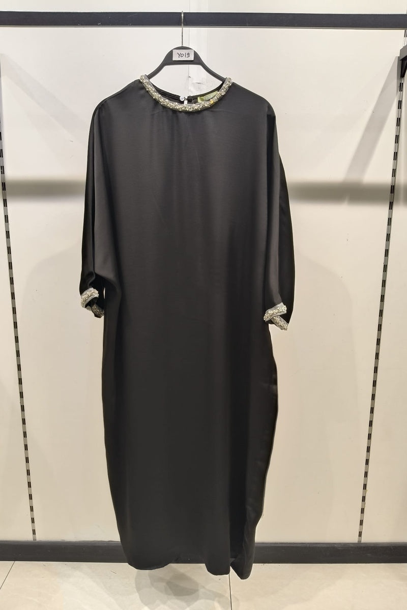 Robe longue fluide manches papillons avec détails perlés