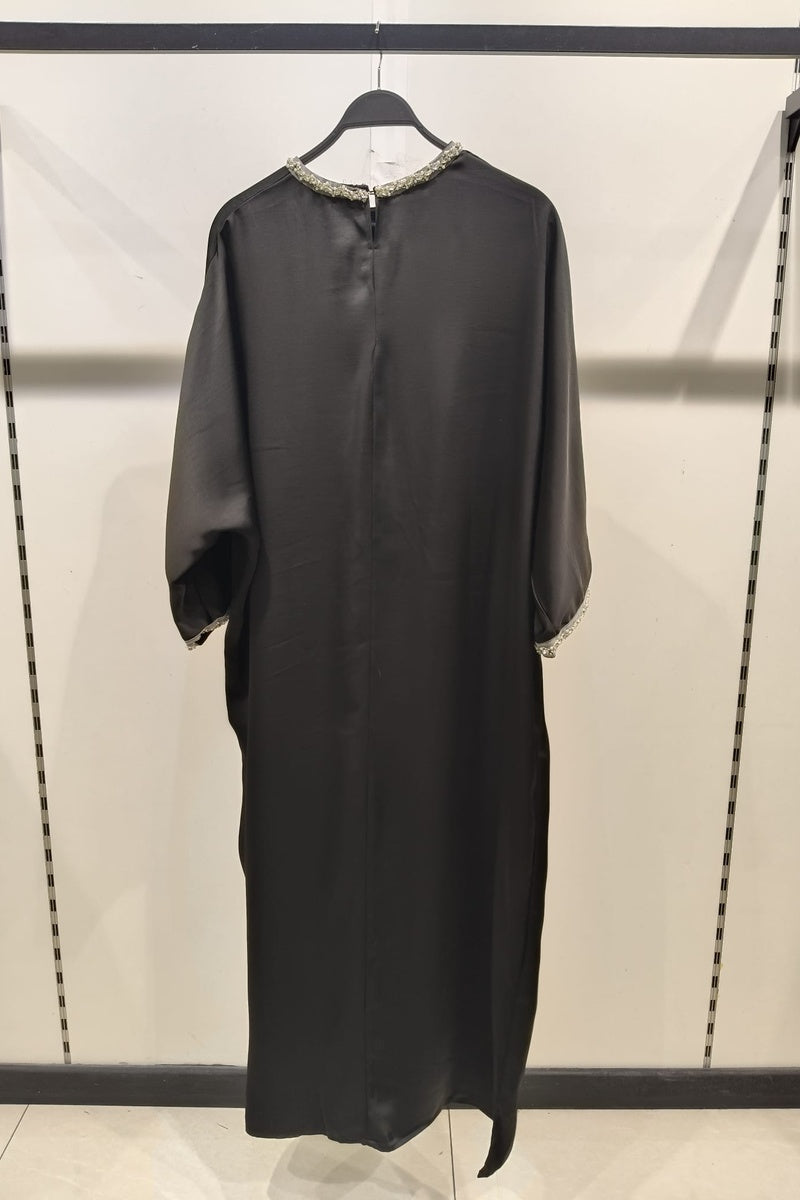 Robe longue fluide manches papillons avec détails perlés
