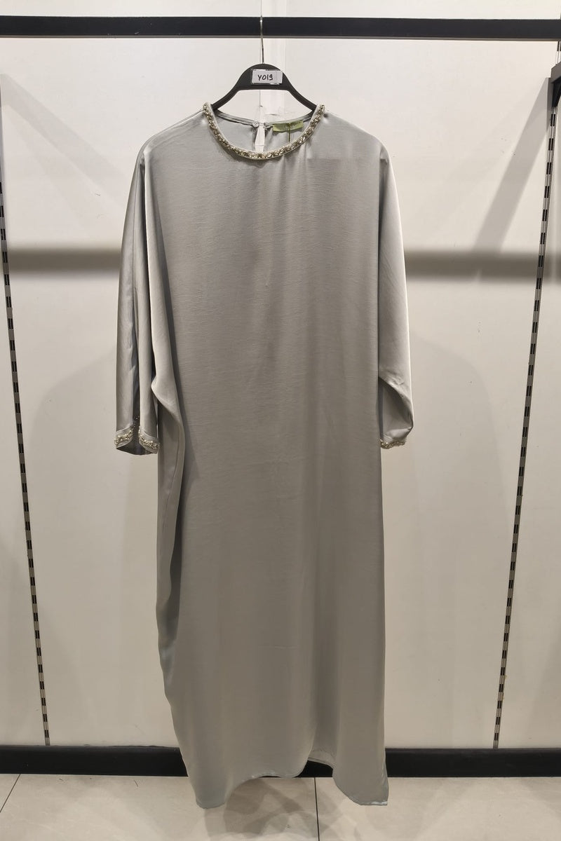 Robe longue fluide manches papillons avec détails perlés