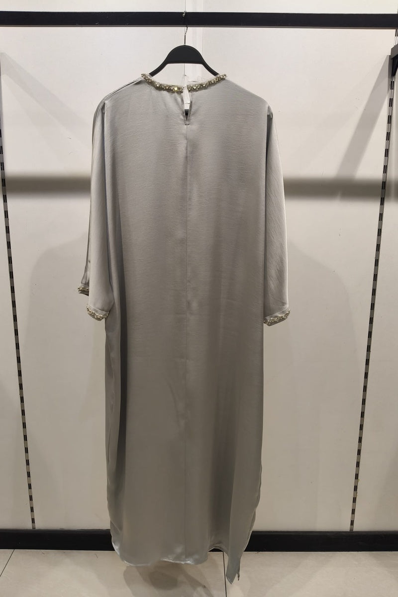 Robe longue fluide manches papillons avec détails perlés